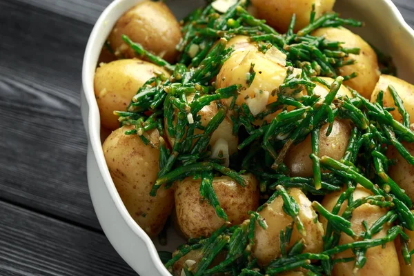 Вареный картофель со свежим самфиром и чесноком — стоковое фото