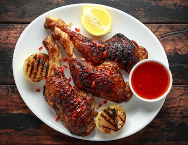 Limon ve tatlı biber soslu ızgara tavuk budu