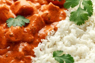 Tavuk tikka masala köri pirinç ve naan ekmek