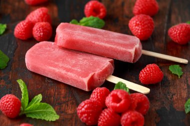 Ev yapımı ahududu dondurmayı, Buz lolly ahşap masa üzerinde. Yaz gıda