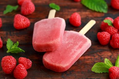 Ev yapımı ahududu dondurmayı, Buz lolly ahşap masa üzerinde. Yaz gıda