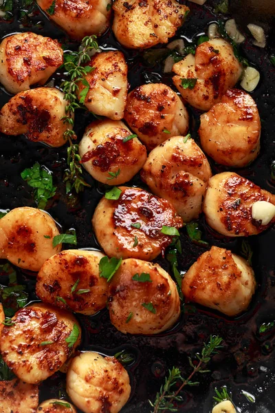 Scallops seared in garlic and parsley butter served in cast iron skillet — Stock Photo, Image