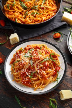 Pancetta pastırma, domates ve pecorino peynirli spagetti alla Amatriciana