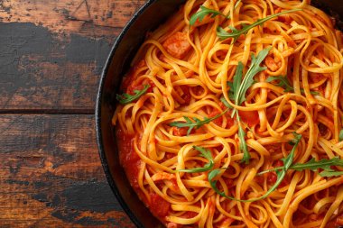 Pancetta pastırma, domates ve pecorino peynirli spagetti alla Amatriciana. dökme demir tavada servis.