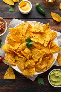 Tortilla cips cips peynir sosu, guacamole ve domates salsa sos ile. kireç. biber biber.