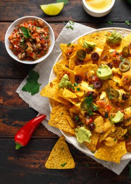 Meksika Nacho tortilla cips zeytin, jalapeno, guacamole, domates salsa ve peynir sos ile.