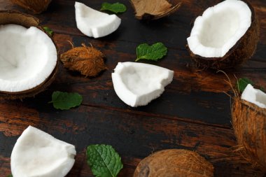 rustik ahşap masa üzerinde olgun hindistan cevizi adet