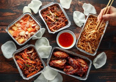 Çin yemeği paket servisi olan restoran. Gevrek parçalanmış sığır eti, tatlı ve ekşi tavuk kanatları, fasulye filizi, ananas, acı biber sosu ve karides kraker ile erişte yumurta