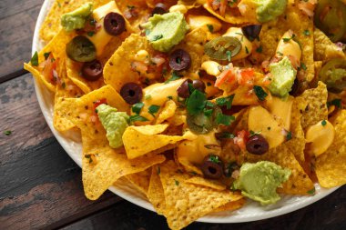 Meksika Nacho tortilla cips ile zeytin, domates salsa ve peynir dip jalapeno, guacamole. yakın çekim