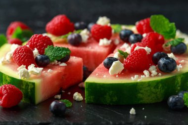 Yaban mersini, ahududu beyaz peynir, nane sulu karpuz pizza. parti gıda