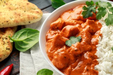 Tavuk tikka masala köri pirinç ve naan ekmek. yakın çekim