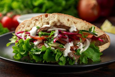 Türk ekmeğiniz Hünkar, kızarmış kuzu etli sebze ve sarımsak sosu