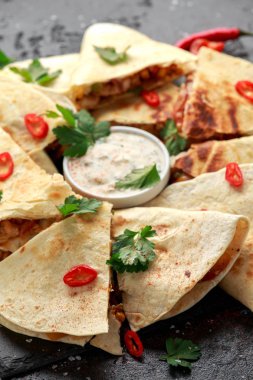 Mexican quesadilla tavuk, peynir ve biber, yoğurt dip ve biber ile.