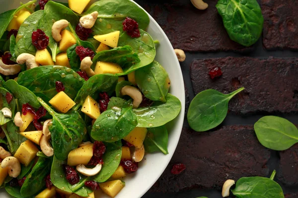 Mango Ensalada de espinacas con arándanos secos y nueces. alimentos saludables . —  Fotos de Stock