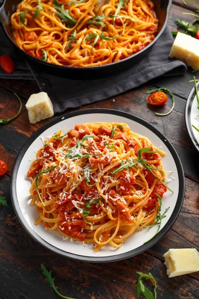 Espaguete alla Amatriciana com bacon pancetta, tomate e queijo pecorino — Fotografia de Stock