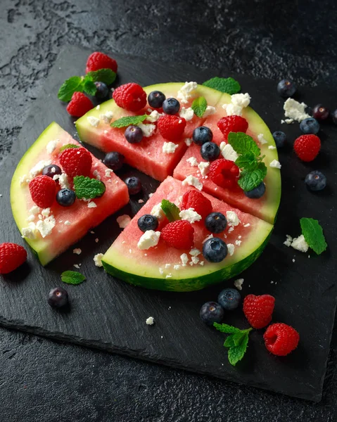 Saftiga vattenmelon pizza med blåbär, hallon fetaost, mynta. parti mat — Stockfoto