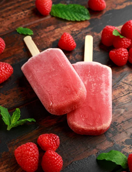 Paletas de frambuesa caseras, helado sobre mesa de madera. Comida de verano —  Fotos de Stock