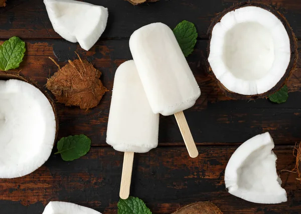 Paletas de coco caseras, helado, sobre mesa de madera. Comida de verano . —  Fotos de Stock