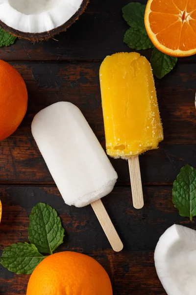 Coco casero, paletas de naranja, helado, sobre mesa de madera. Comida de verano . —  Fotos de Stock