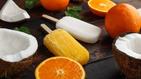 Coco caseiro, picolés de laranja, gelado, na mesa de madeira. Comida de verão . — Fotografia de Stock