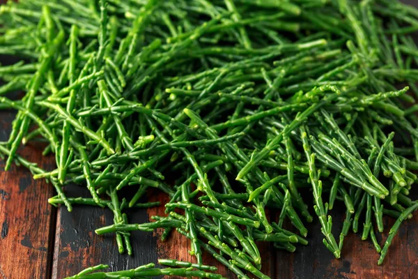 Samphire crudo verde fresco en la mesa de madera —  Fotos de Stock