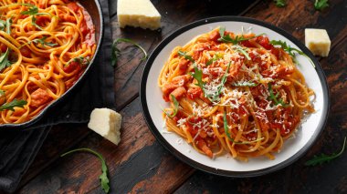Pancetta pastırma, domates ve pecorino peynirli spagetti alla Amatriciana