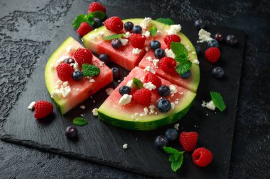 Yaban mersini, ahududu beyaz peynir, nane sulu karpuz pizza. parti gıda