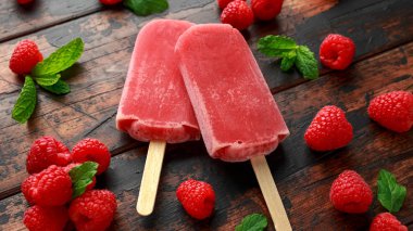 Ev yapımı ahududu dondurmayı, Buz lolly ahşap masa üzerinde. Yaz gıda