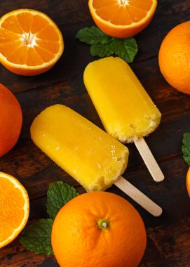 Ev yapımı turuncu dondurmayı, ahşap masa üzerinde Buz lolly. Yaz gıda.