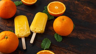 Ev yapımı turuncu dondurmayı, ahşap masa üzerinde Buz lolly. Yaz gıda.