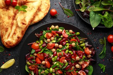 Gözleme ve sebze karışımı taze fasulye salatası