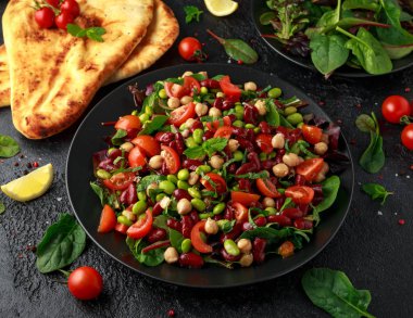 Gözleme ve sebze karışımı taze fasulye salatası