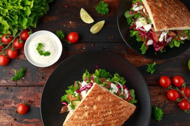 Türk ekmeğiniz Hünkar, kızarmış kuzu etli sebze ve sarımsak sosu