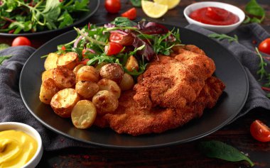 Ev yapımı ekmekli domuz şnitzel kızartma patates ve sebze ile