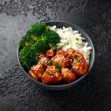 Teriyaki tavuk, haşlanmış brokoli ve basmati pirinç kasede servis