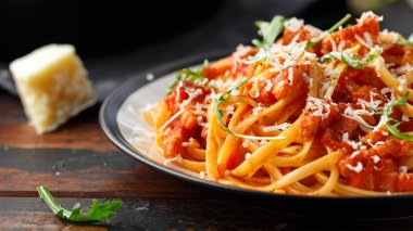 Pancetta pastırma, domates ve pecorino peynirli spagetti alla Amatriciana