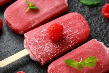Ev yapımı ahududu çubuklu dondurmayı, Buz lolly rustik siyah arka plan üzerine