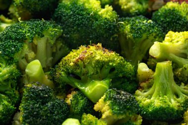 Fried brokoli dökme demir tavada kızartma tavası