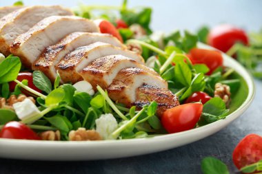 Domates, beyaz peynir ve sebze taze ızgara tavuk salatası