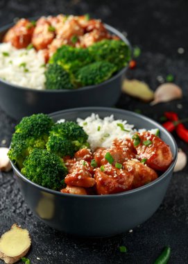 Teriyaki tavuk, haşlanmış brokoli ve basmati pirinç iki Asya kil kase içinde servis