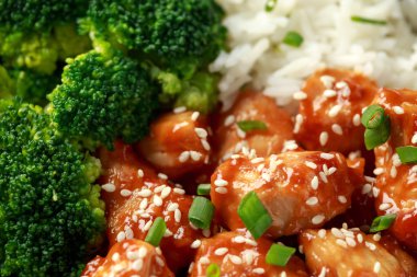 Teriyaki tavuk, buharda brokoli ve Basmati Pirinç