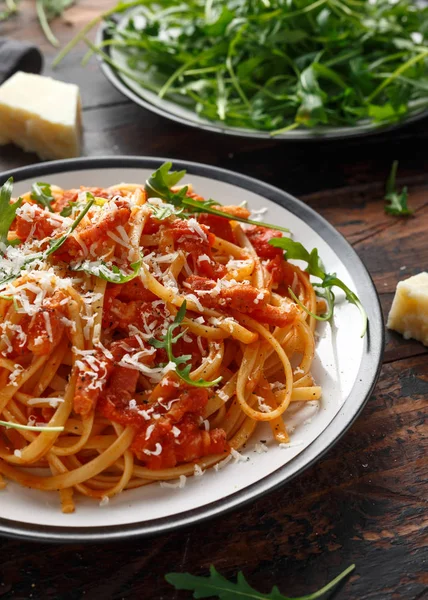 Espaguete alla Amatriciana com bacon pancetta, tomate e queijo pecorino — Fotografia de Stock