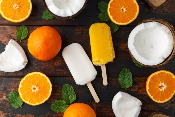 Coco casero, paletas de naranja, helado, sobre mesa de madera. Comida de verano . —  Fotos de Stock