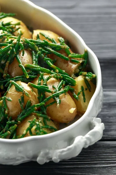 Вареный картофель со свежим самфиром и чесноком — стоковое фото