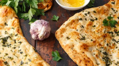 Hint naan ekmek ahşap masa üzerine sarımsak tereyağı ile