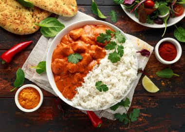 Tavuk tikka masala köri pirinç ve naan ekmek