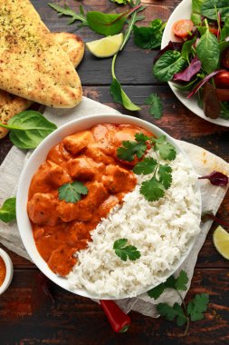 Tavuk tikka masala köri pirinç ve naan ekmek