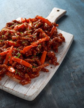 Havuç ve tatlı biber sosu Beyaz ahşap tahta üzerinde çıtır parçalanmış sığır eti. Çinli paket servisi olan restoran gıda