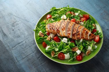 Taze ızgara tavuk salata domates, beyaz peynir