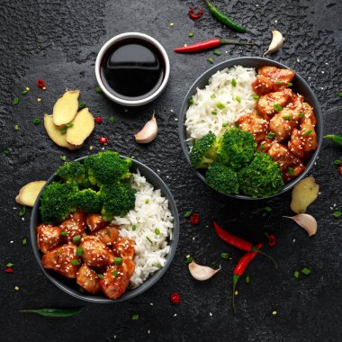 Teriyaki tavuk, haşlanmış brokoli ve basmati pirinç iki Asya kil kase içinde servis